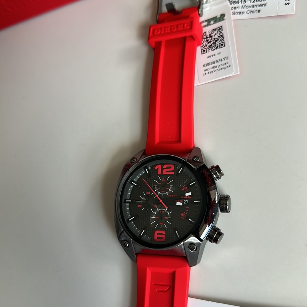 DIESEL©
Overflow Chronograph
Silicone Strap Watch, 49mm
× 55mm - Picture 5 of 10